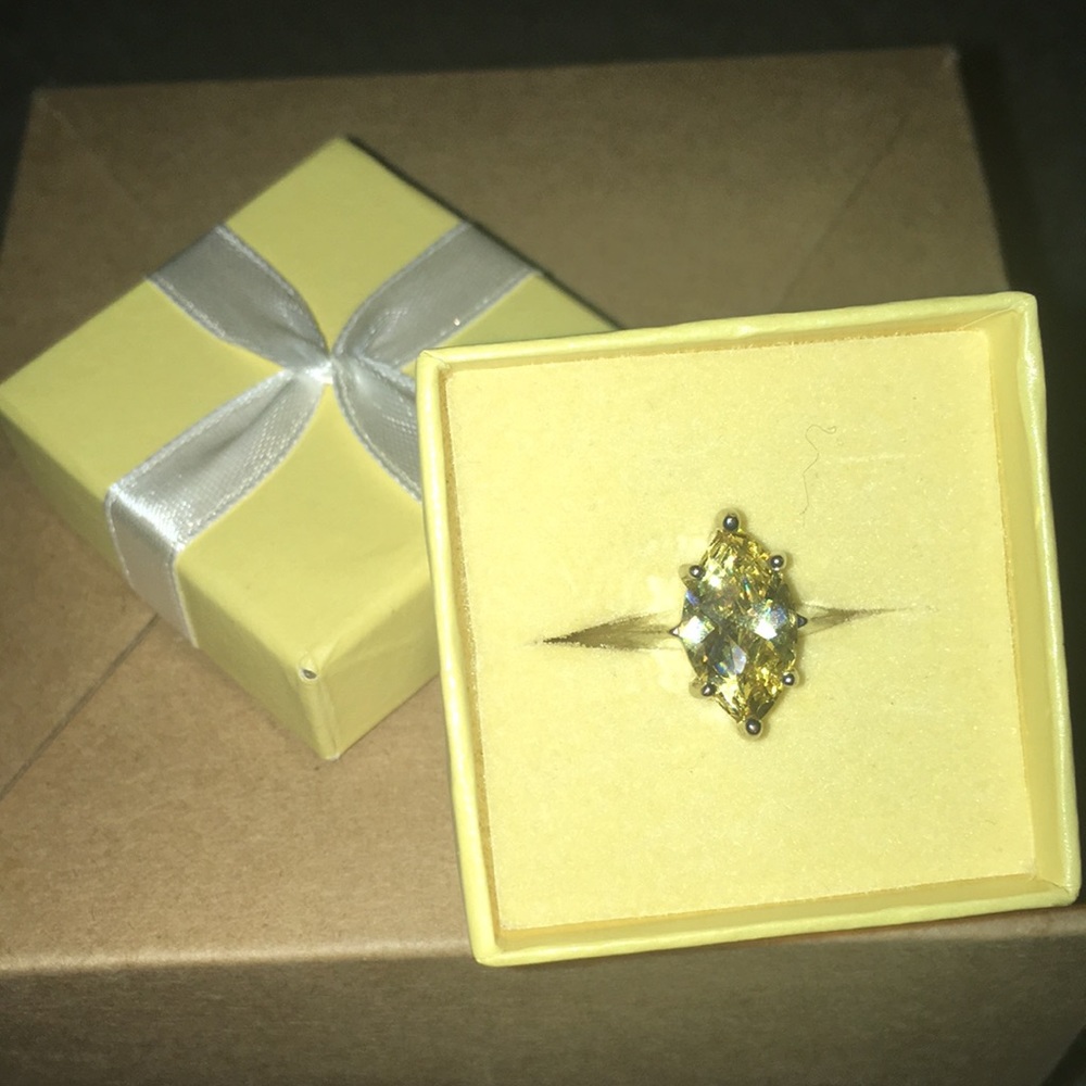Avon Goldtone Ring with jewel 💎
